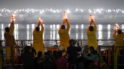 Planning a visit to Mahakumbh Mela 2025? Here’s your complete travel guide with train and flight details