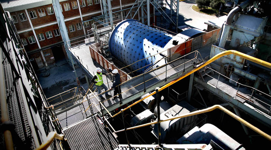 尽管美国矿山挣扎，但西巴尼尽管损失较小，但他分享了跌倒