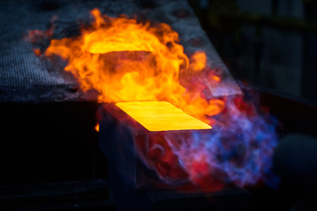 随着贸易战的加剧，金价超过3％