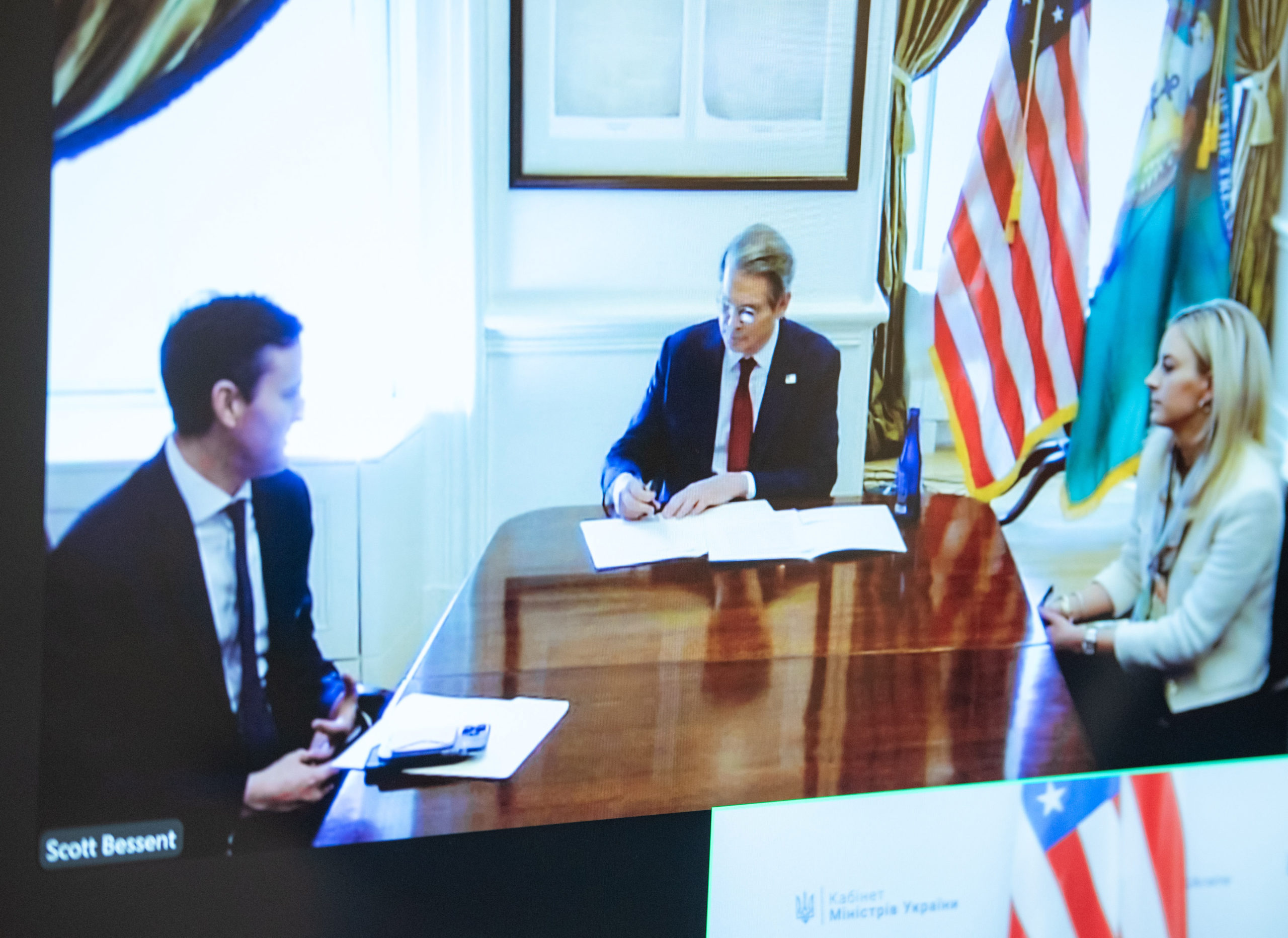 乌克兰 -  US签名备忘录有关矿产交易的备忘录