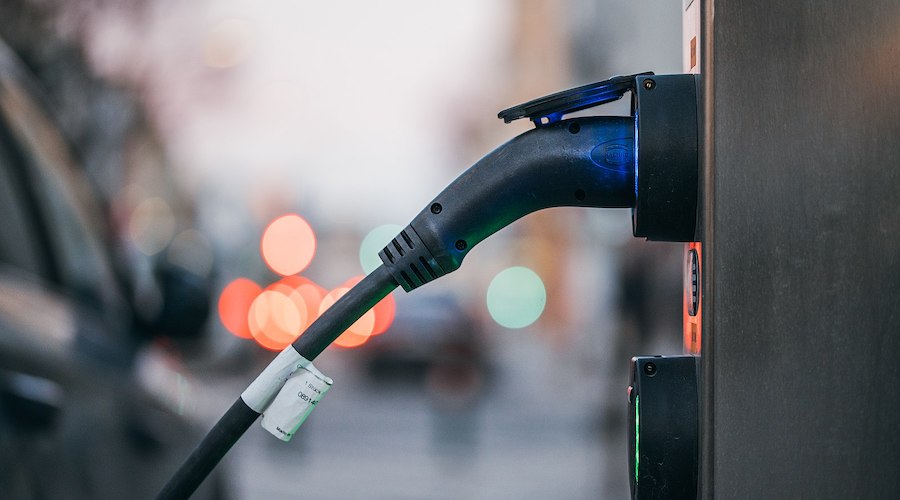 图表：价格尖峰使钴电动电动汽车电池市场的价值加倍