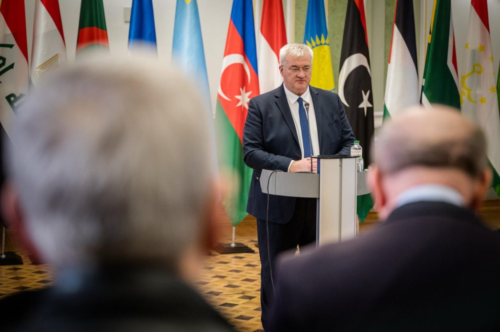 在特朗普申请批评之后，乌克兰推动了我们的交易