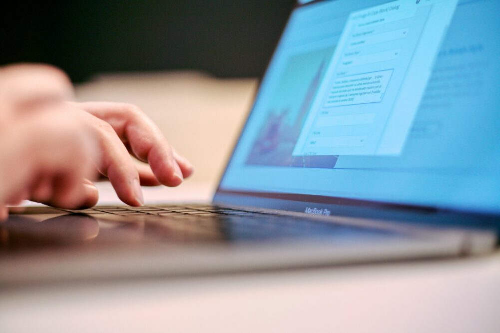 外包以更好地满足：这些塑造客户关系的战略任务