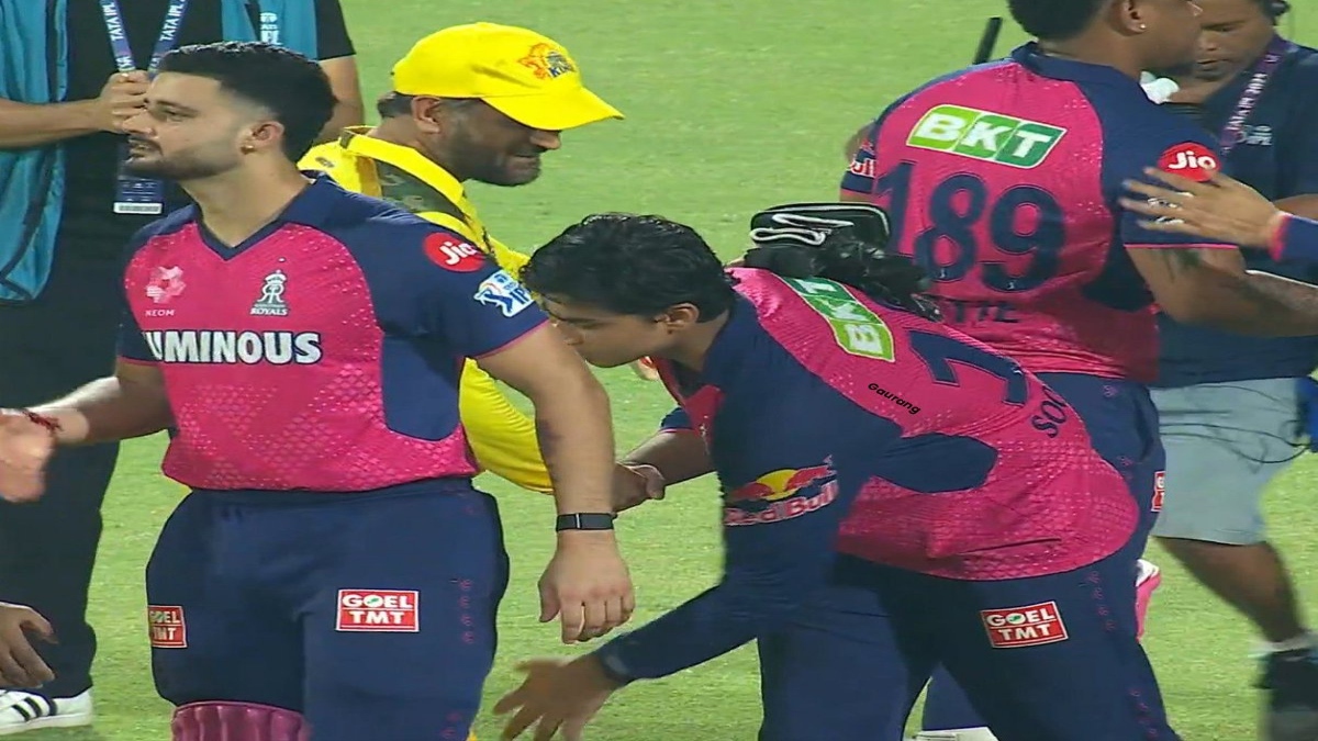 Vaibhav Suryavanshi touches Dhoni’s feet after RR vs CSK match