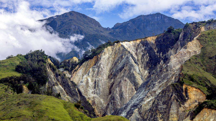 印度尼西亚巴布亚黄金矿山的滑坡杀死了六人； 14失踪