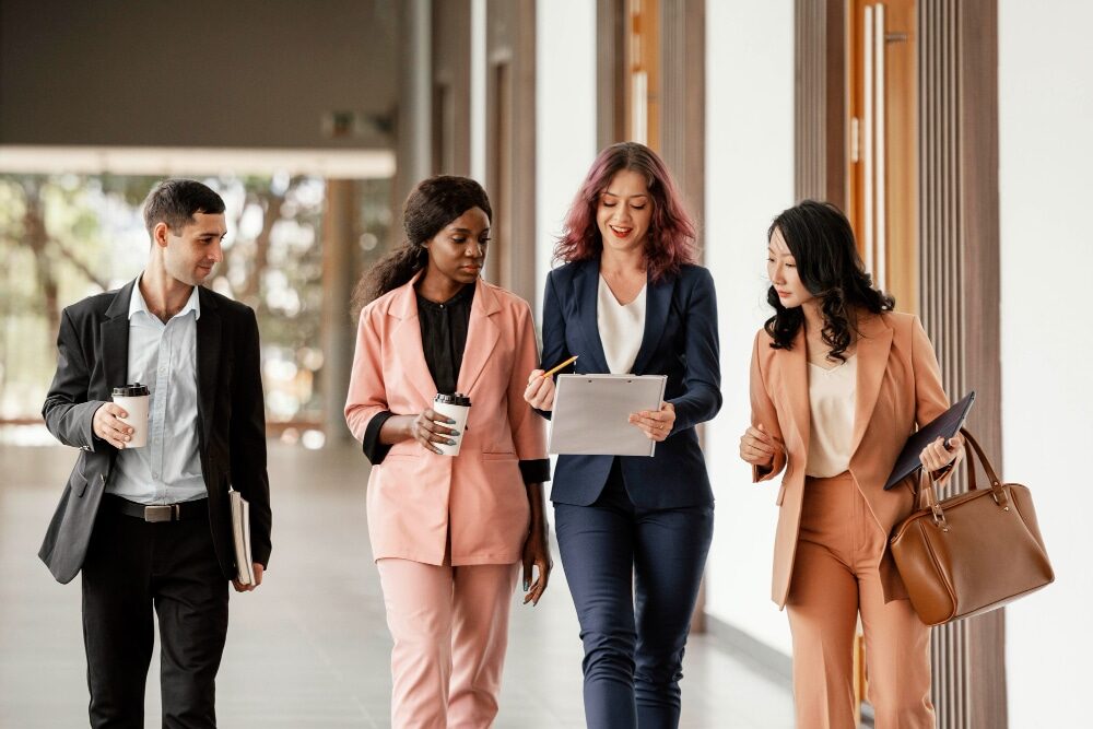 在没有正式结构的情况下管理多活动员工