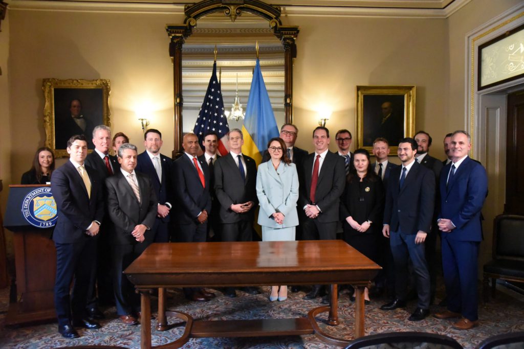 美国，乌克兰签署了期待已久的关键矿产协议