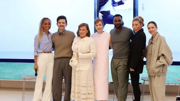 苹果首席执行官蒂姆·库克（Tim Cook）赞扬布拉德·皮特（Brad Pitt）和刘易斯·汉密尔顿（Lewis Hamilton）的F1电影