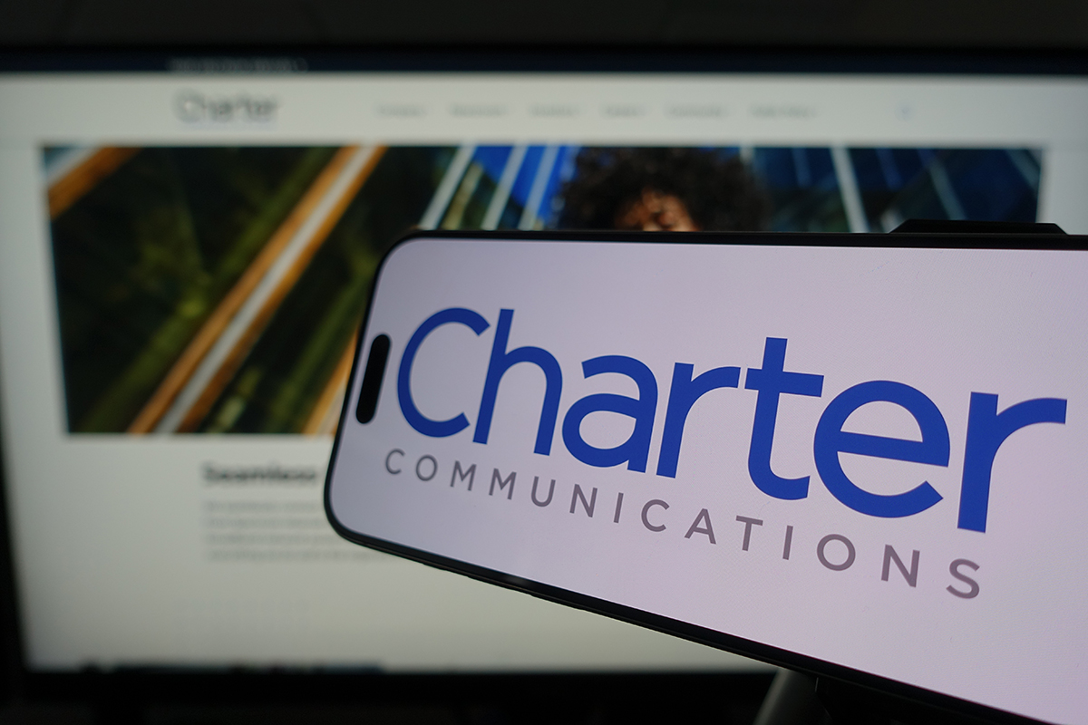 删除任何固定的视觉标识：每六个月更改章程