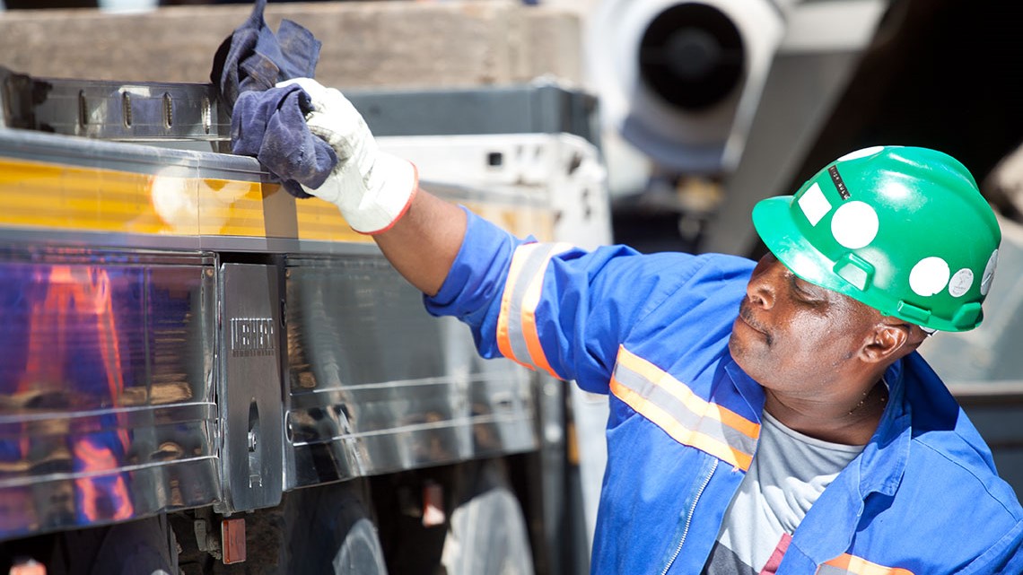 博茨瓦纳的debswana遏制钻石的生产，因为需求较弱