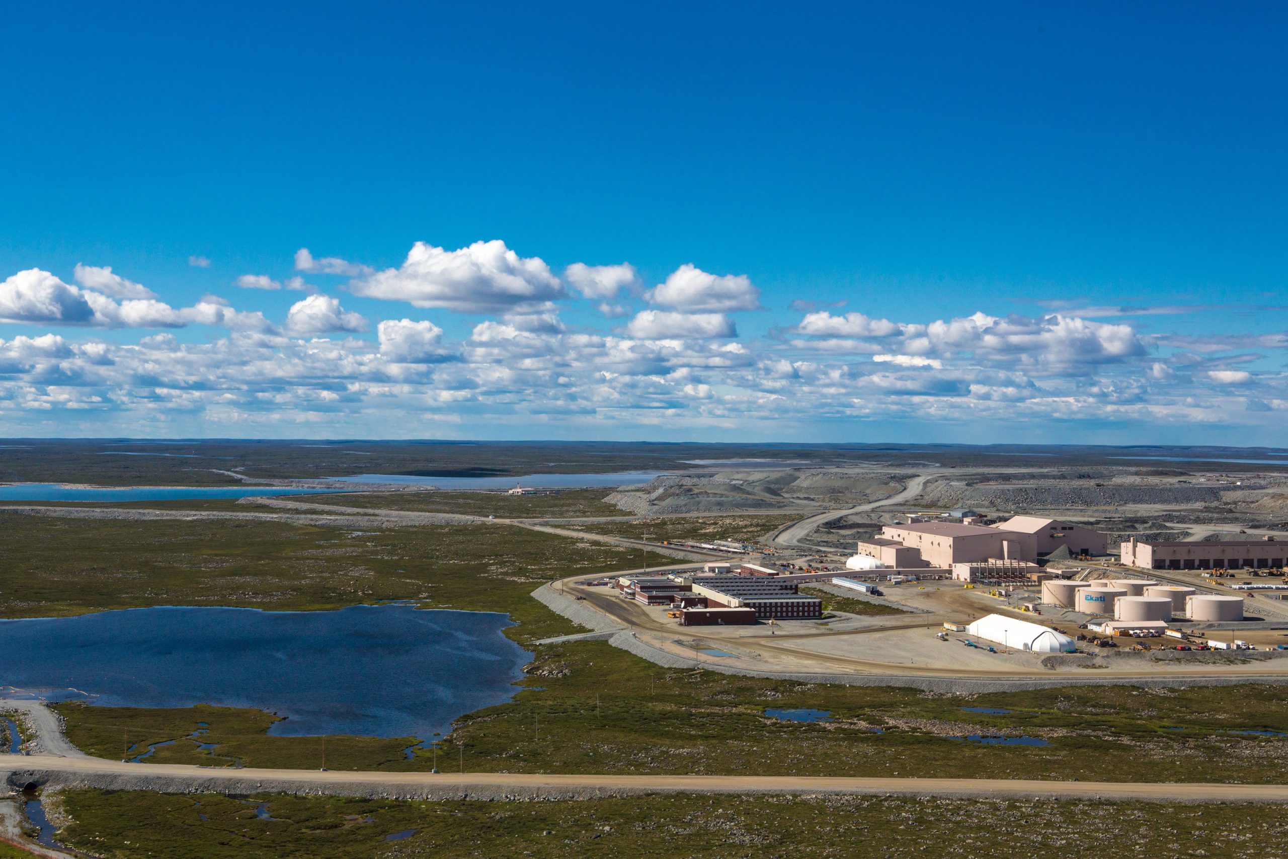 勃艮第停止ekati坑矿山，占有数百个