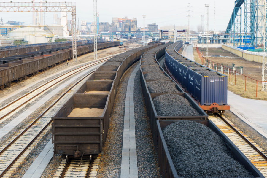 生产控制后，中国的煤炭和钢铁产量下降