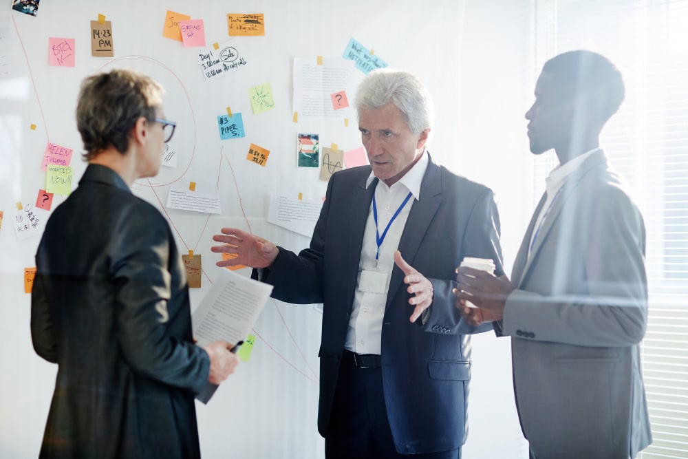 外包授权：将结构决策委托给员工选择的外部建议