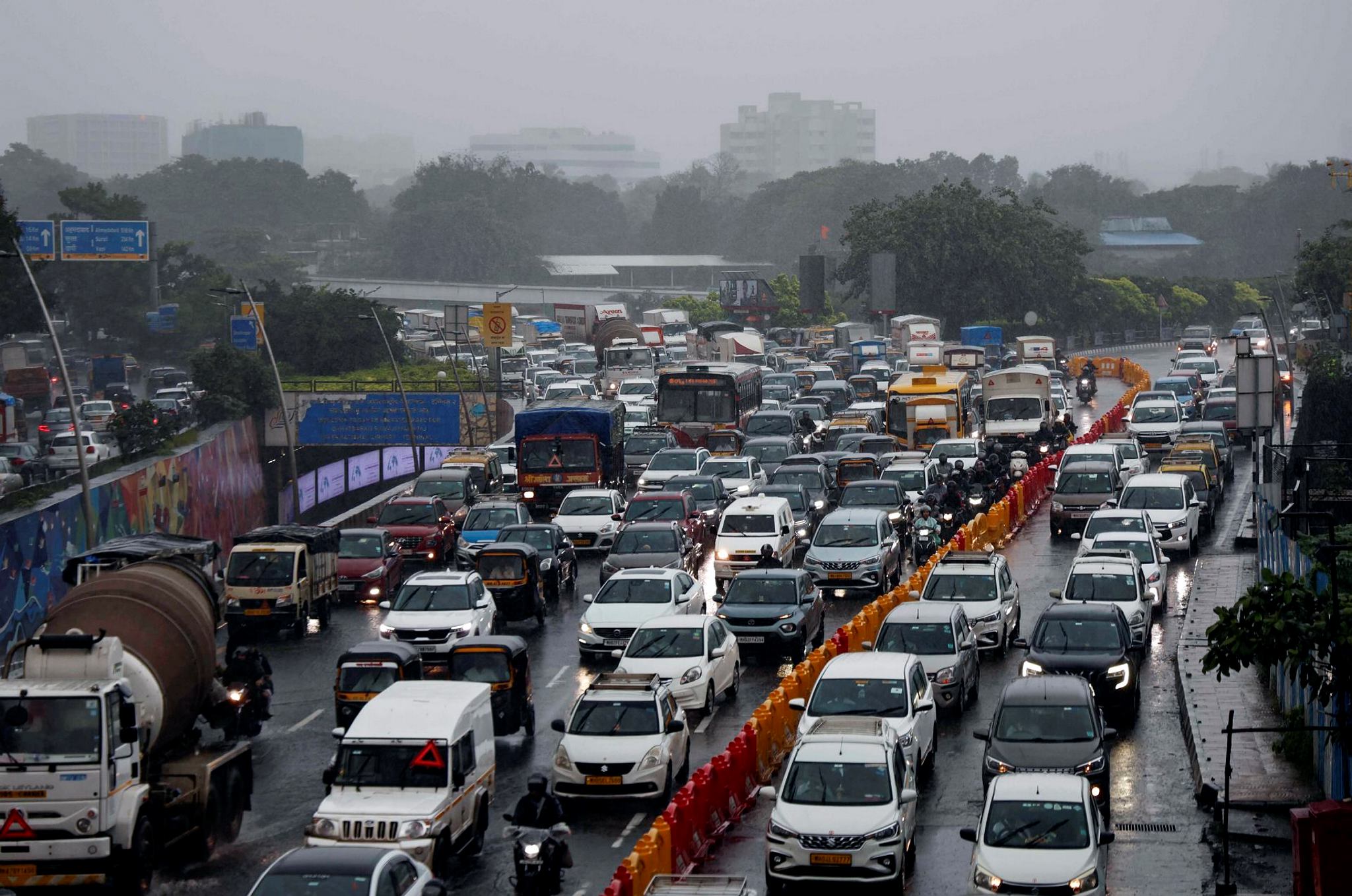 Vehicles stuck in a traffic jam on Western Express Highway following rain in Mumbai (Photo: ANI)