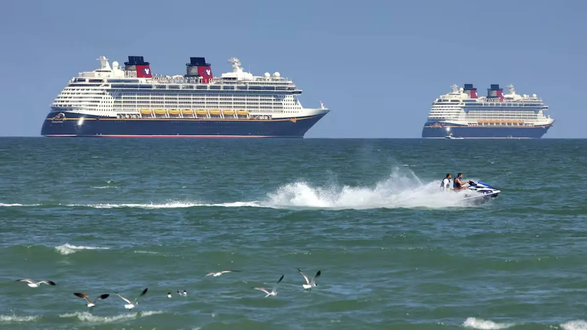Father jumps into ocean from Disney cruise ship