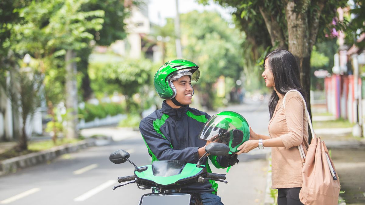 India Legalizes Private Bike Taxis Nationwide with New Aggregator Guidelines 2025. (Image Source: Canva)