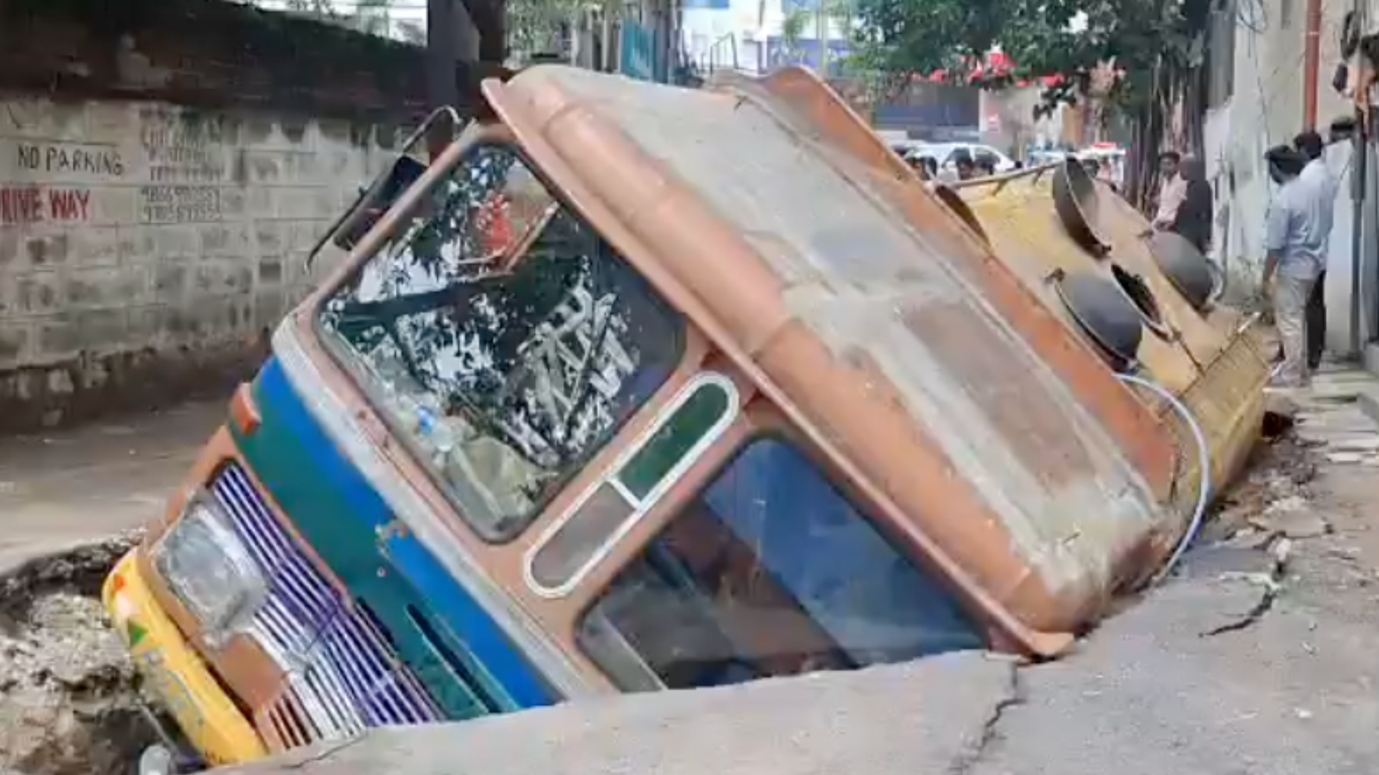 A video of the water tanker lodged inside the road Banjara Hills has gone viral on social media. The driver and the cleaner of the tanker, per the reports, have suffered injuries.