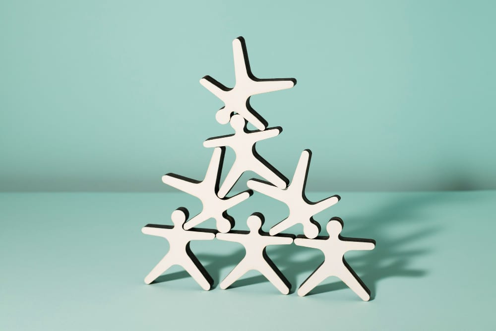 在危机的背景下，深层人类管理