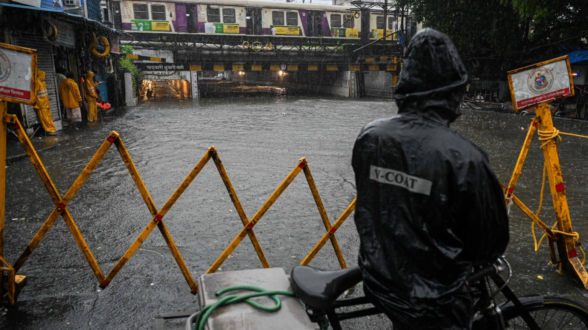 Heavy rains, waterlogging hit Mumbai; IMD issues red alert 