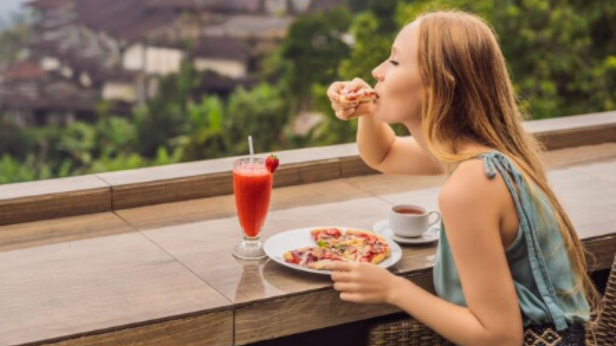 How to eat right while travelling