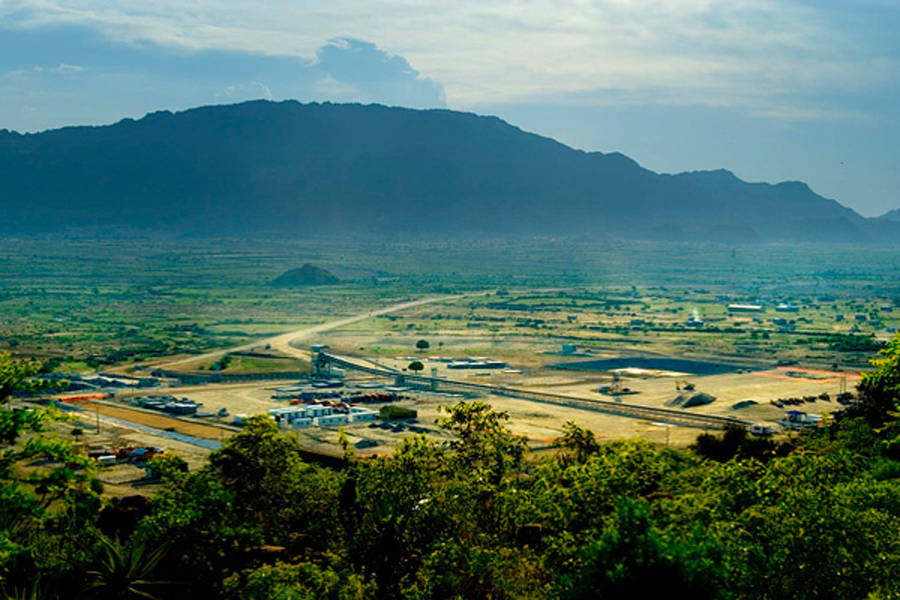 手臂悬挂在博科白金矿的采矿作业