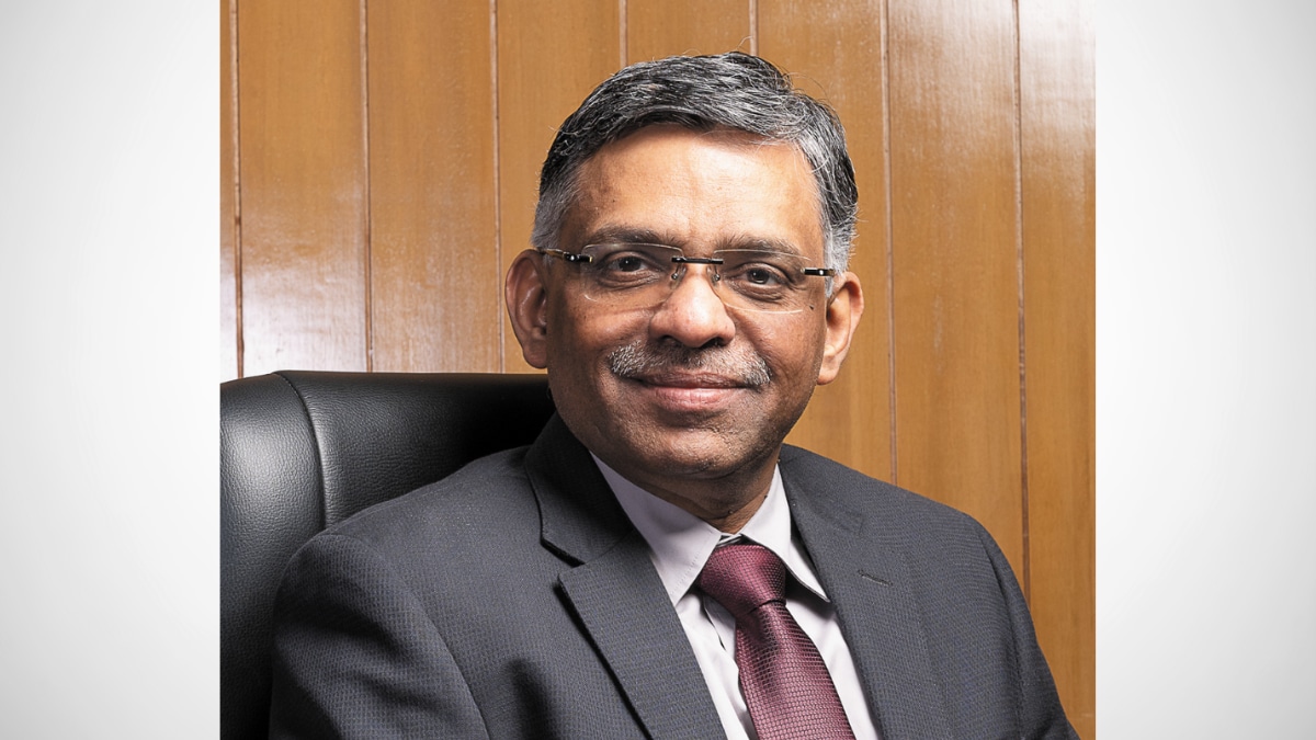 Kolkata rains in pictures: Severe weather paralyzes city, shops waterlogged, puja preparations hit