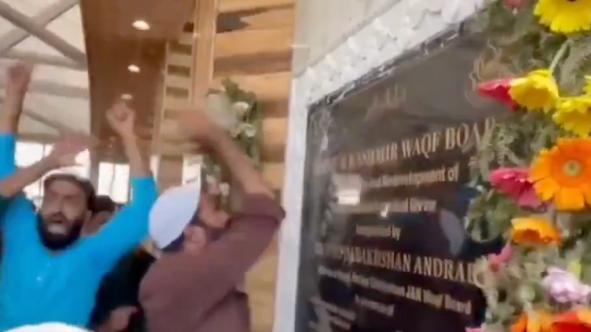 Ashoka Emblem Hazratbal: The now-viral video shows mob taking turns to desecrate Ashoka Emblem in Kashmir using bricks has gone viral on social media.