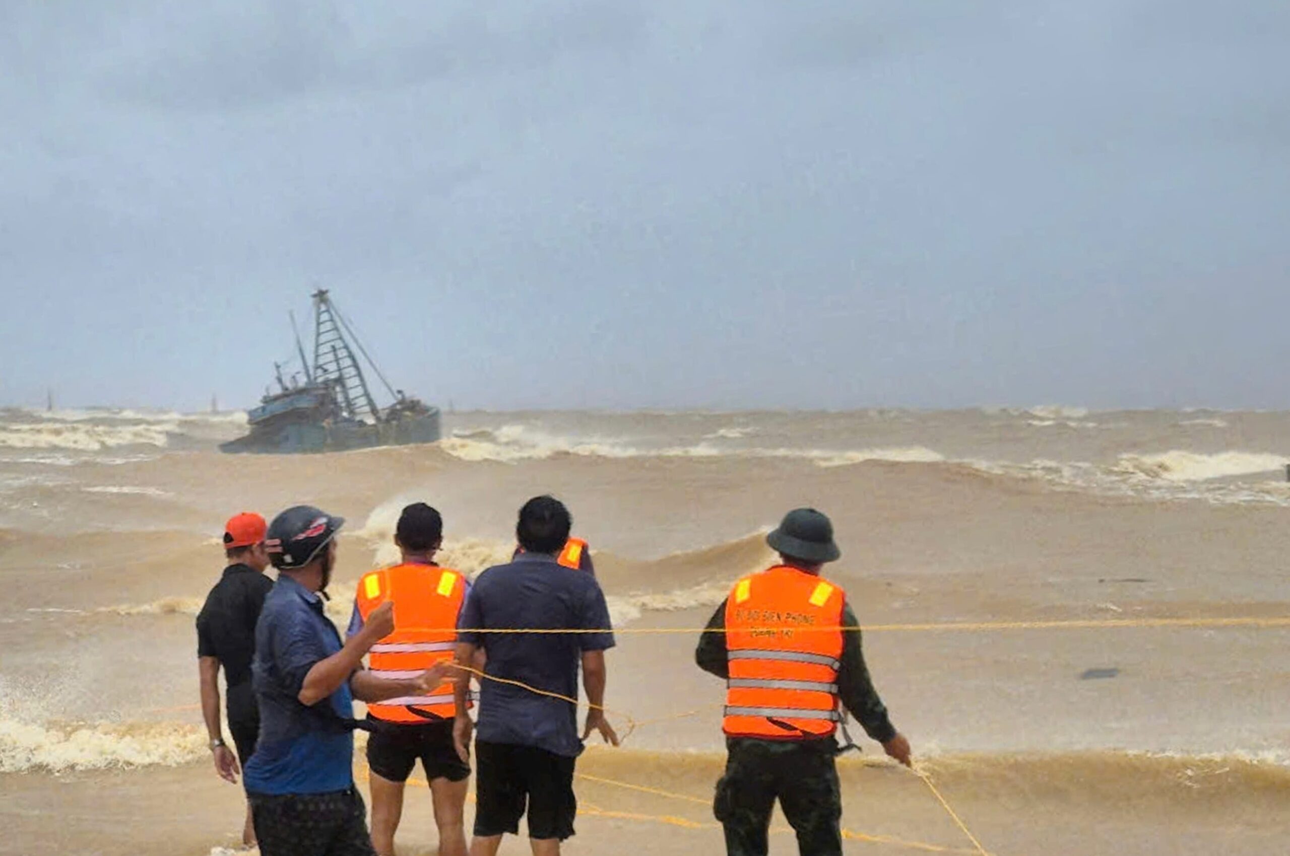 People work to rescue fishermen on a stranded fishing boat due to Typhoon Bualoi in the Quang Tri area of Vietnam on Sunday (Photo: AP)