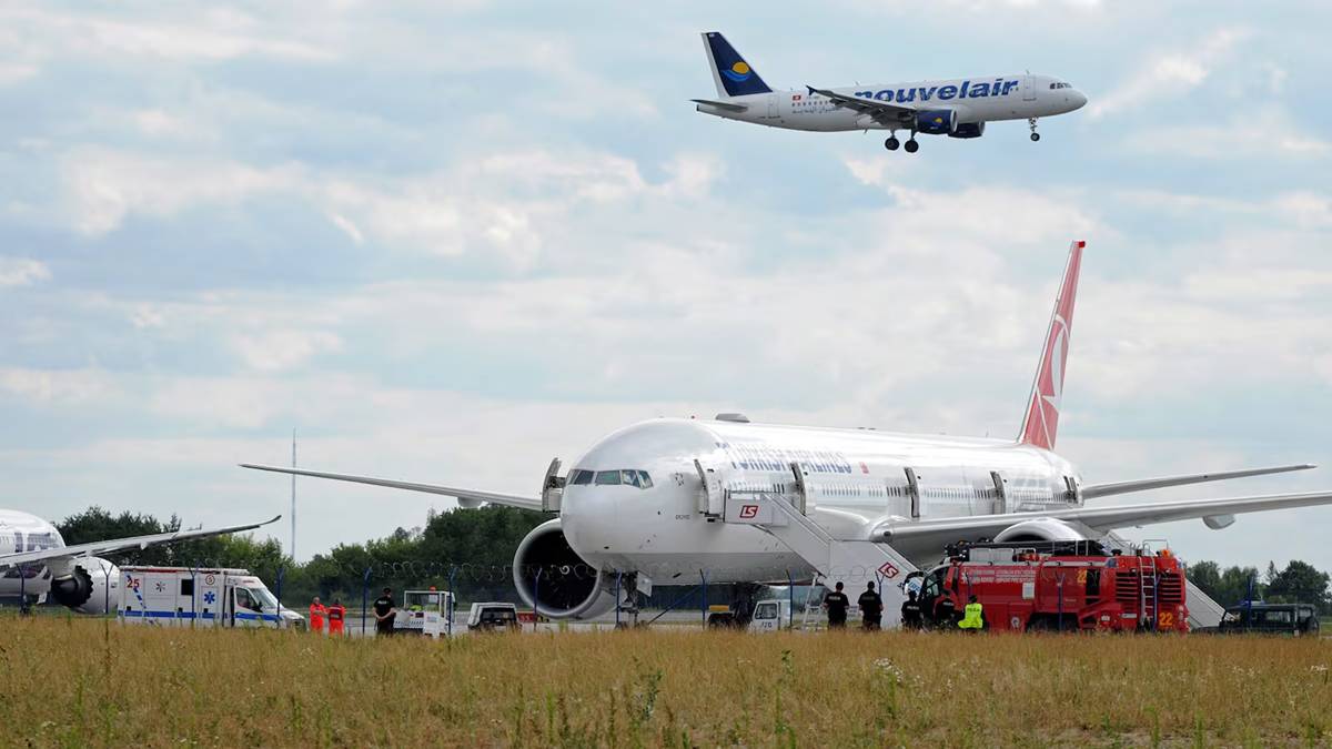 Emergency response vehicles are parked next to a Turkish Airlines Boeing 777-300 aircraft en route from Istanbul to San Franscisco which made an emergency landing at the Warsaw's Chopin airport, in Warsaw, Poland, Thursday, July 30, 2015. (Photo source: AP)