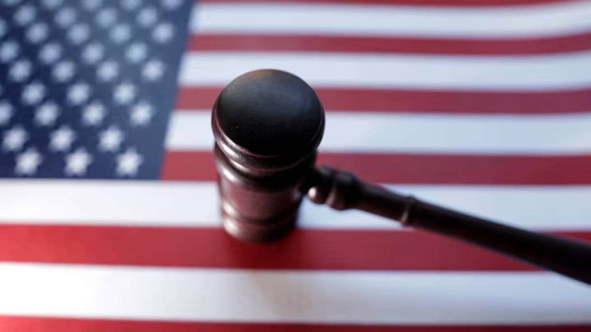 U.S. flag and Judge gavel are seen in this illustration. (Photo source: Reuters)