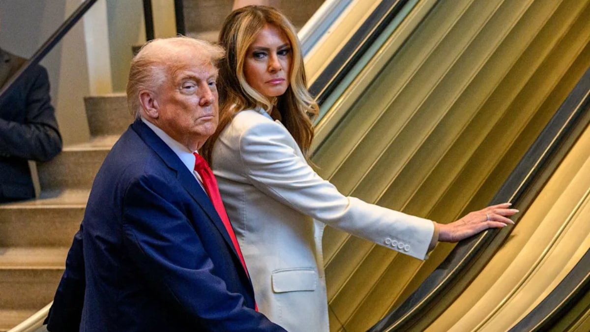 Trump, Melania climb the escalator; White House claims it was intentionally stopped