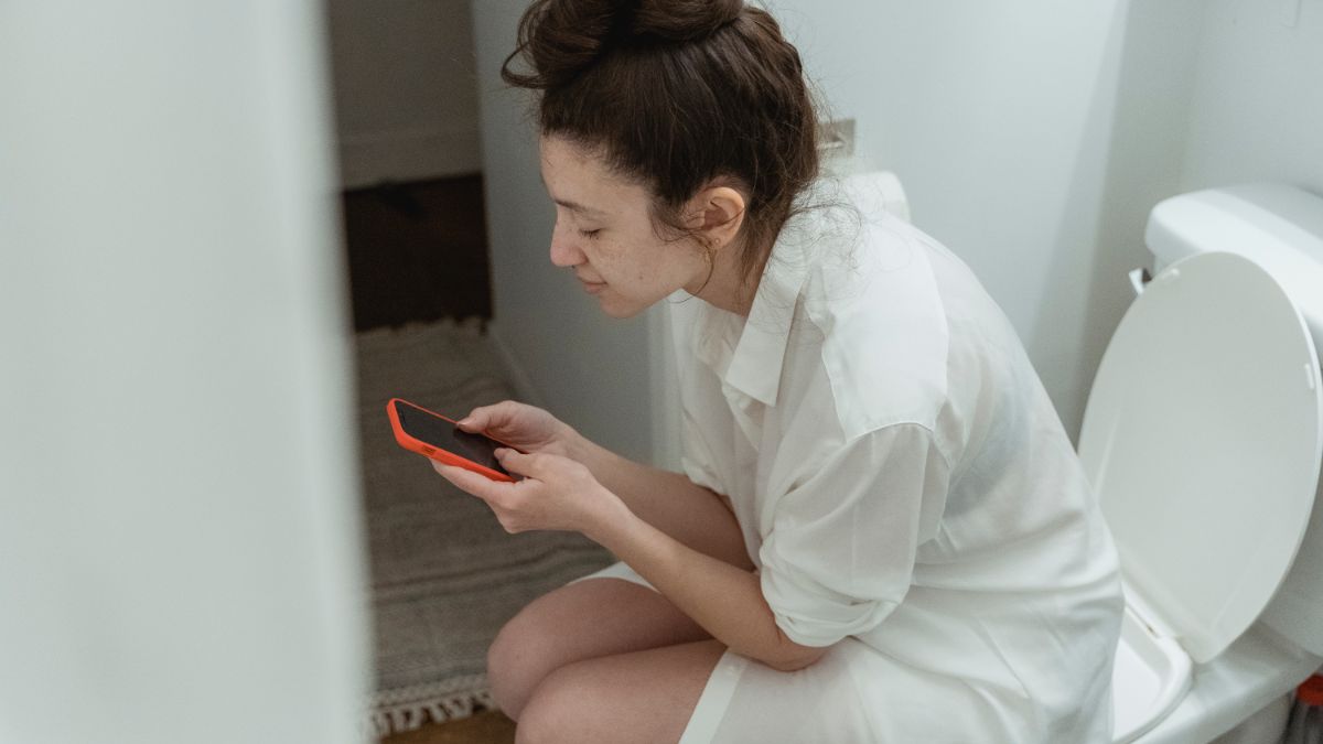 Doctors in the study found out that people who scroll on their smartphones while on the toilet have a 46% greater chance of developing hemorrhoids as against those who leave their devices outside the bathroom.