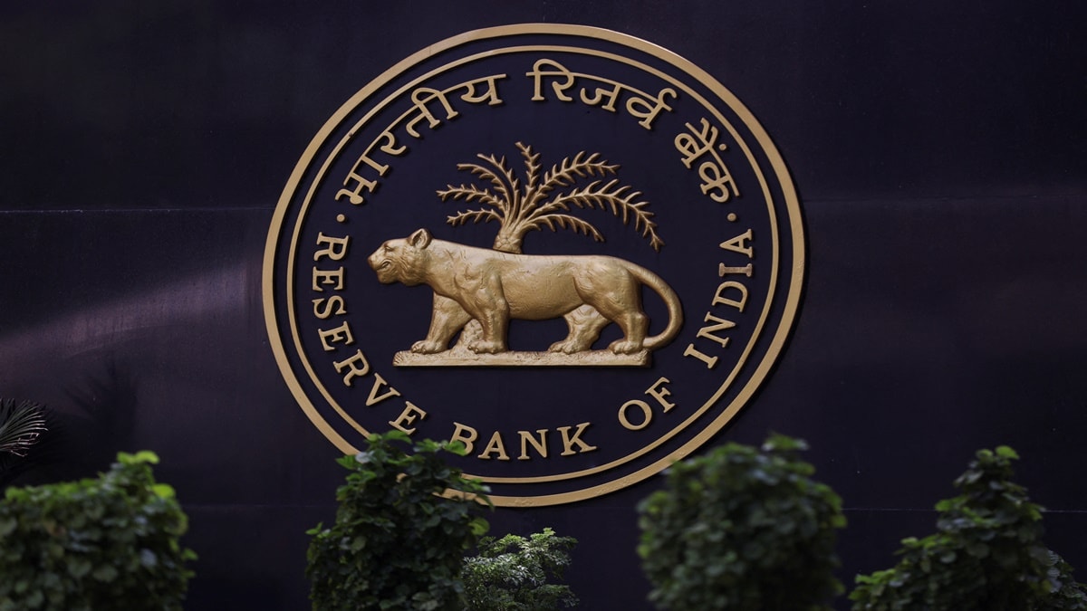 RBI's 'Constrained Discretion': Holds Rates Amid Global Uncertainty While Unveiling Major Regulatory Reforms for Banks. (Image Source: Reuters)