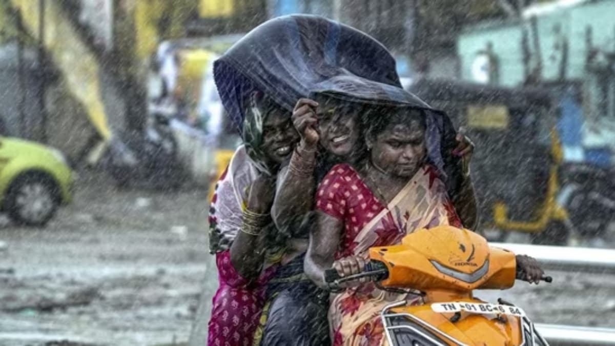 Weather today: Mumbai saw respite from rain, while Bihar braces for heavy rainfall. Several regions in Uttar Pradesh, Assam, West Bengal, and other states remain under orange alert.