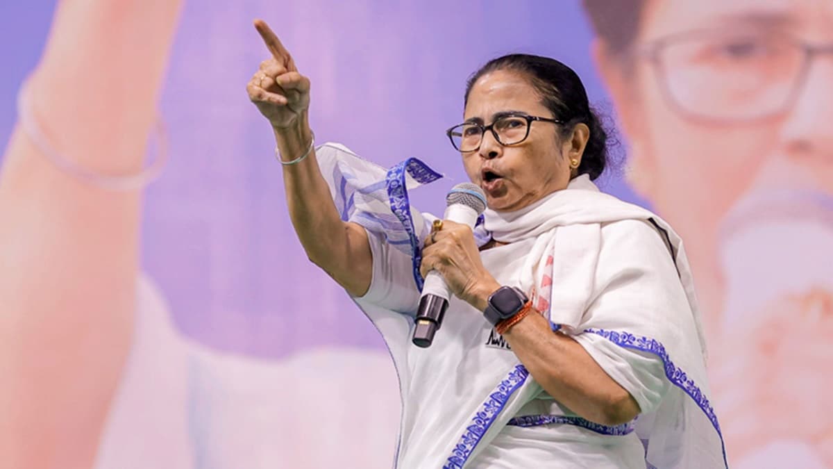 Mamata Banerjee urges PM Modi to focus on rescue, not politics