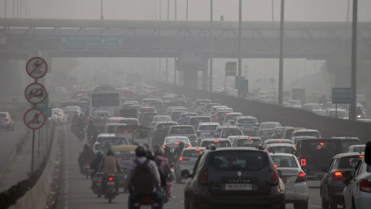 Delhi Air Quality Slips to 'Severe' Just Before Diwali: Akshardham, Anand Vihar Hit 400+ AQI.