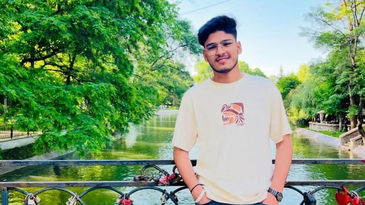 Bollywood put their glam game on, at Manish Malhotra’s Diwali bash 2025