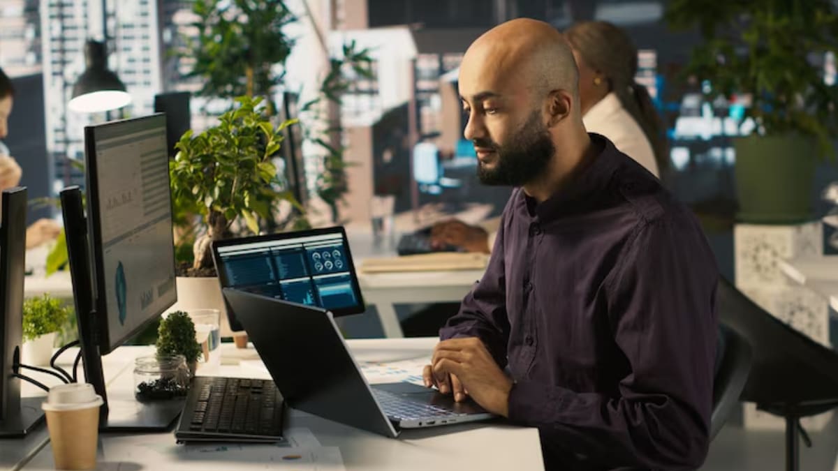 Techie discusses move back to India amid Green Card concerns.