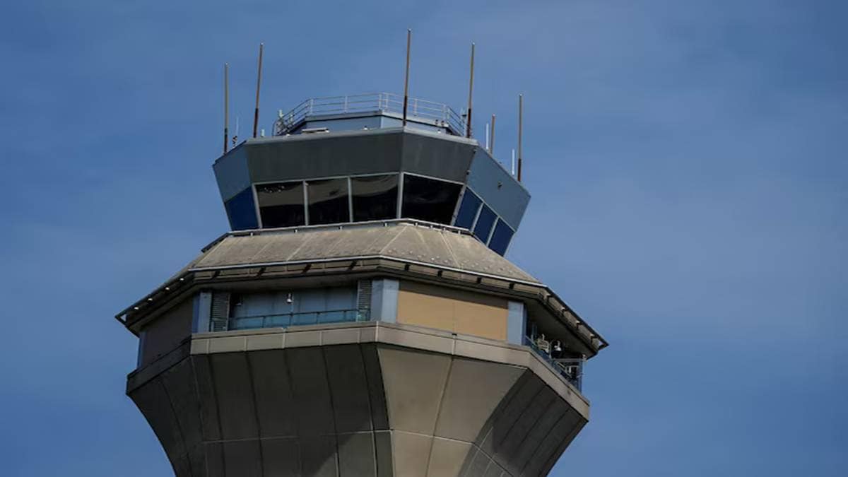 The control tower is pictured after an air traffic control outage, bringing flights to a standstill at Newark Liberty International Airport in Newark, New Jersey, U.S. (Photo source: Reuters)