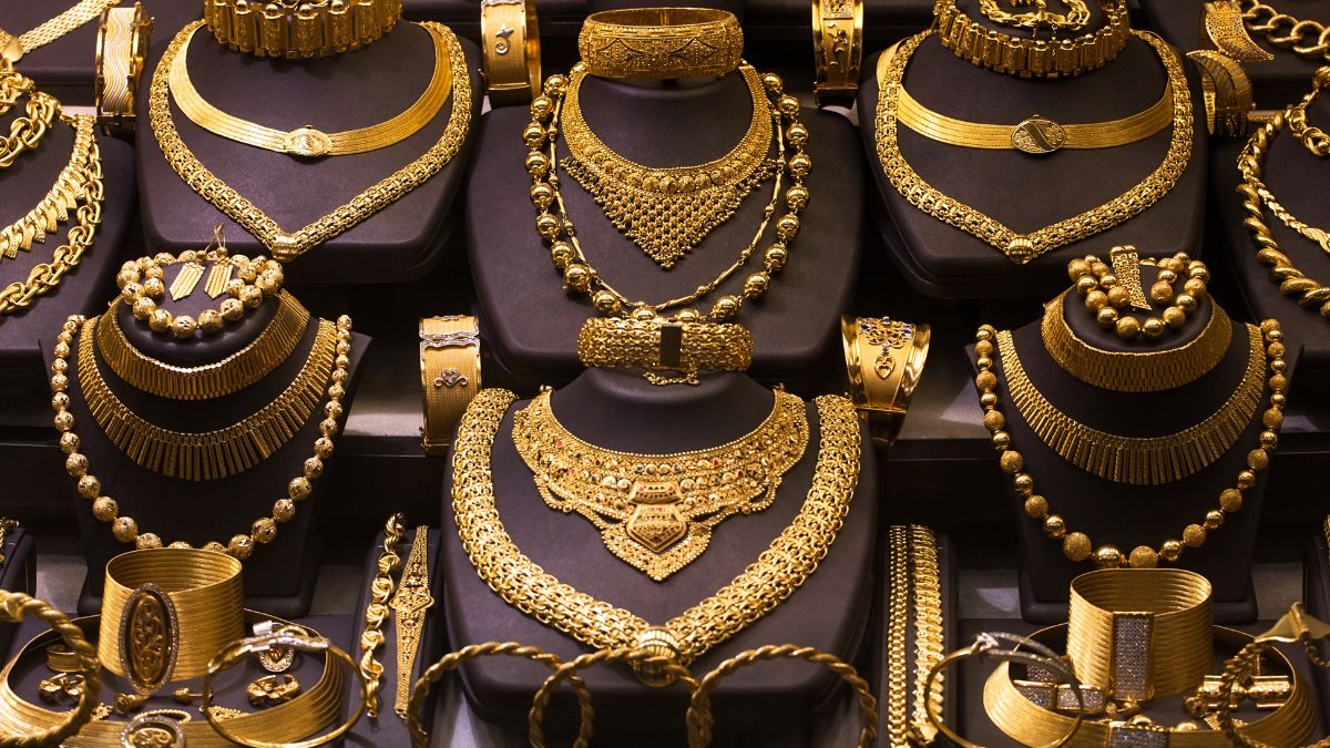 Gold Investment Soars on Dhanteras Despite High Prices, Jewellery Demand Shifts to Lower-Carat and Recycling.