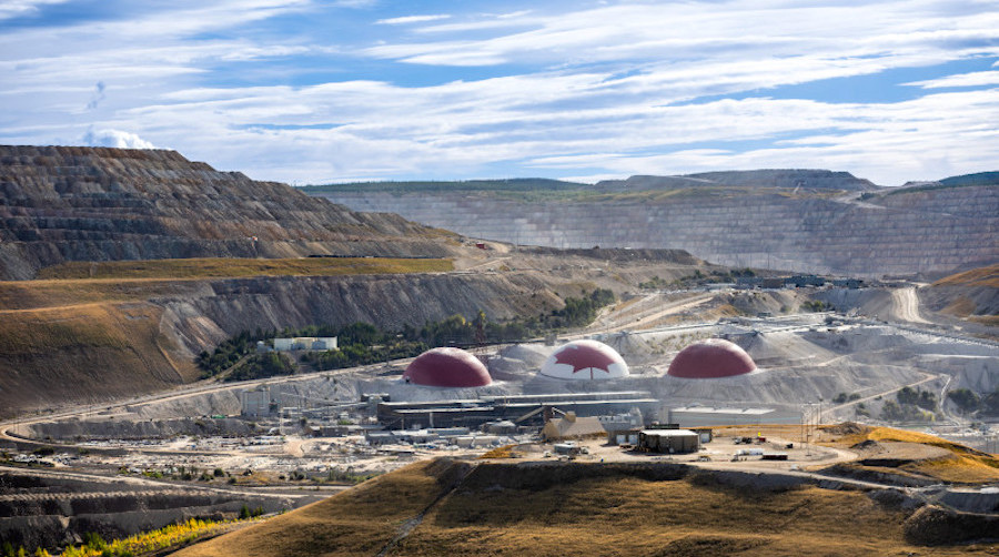 泰克资源与英美资源集团的竞争对手进行了长达两年的断断续续的谈判