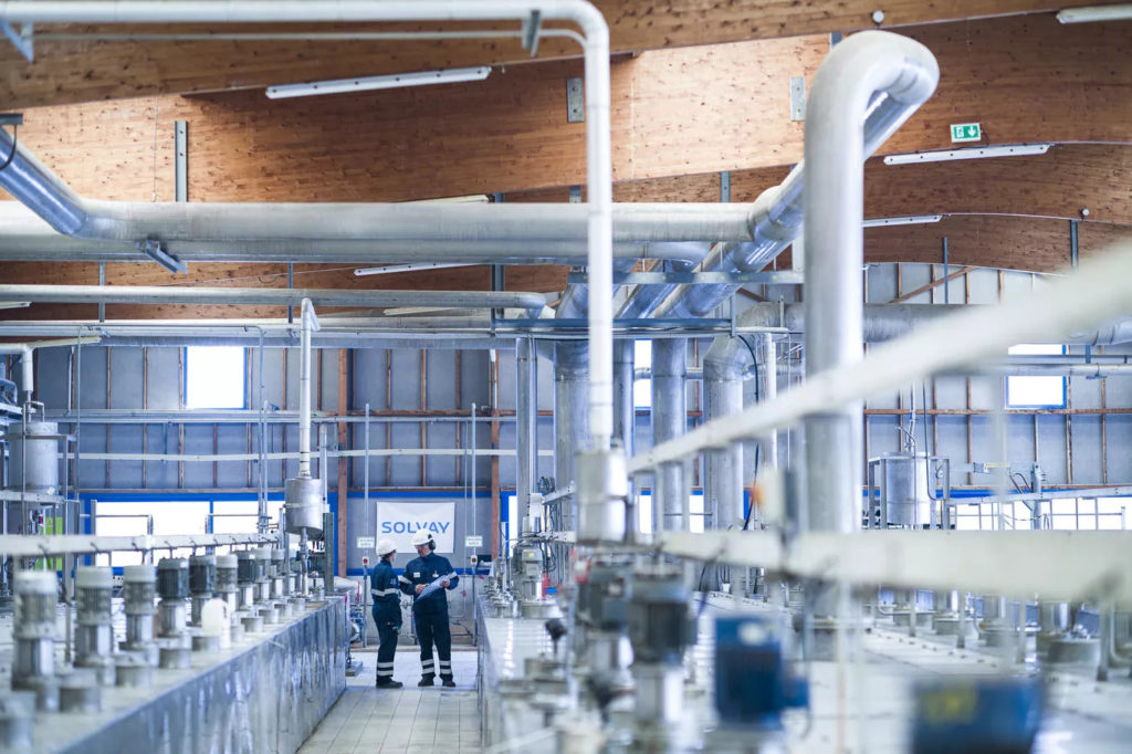 索尔维签署两项向美国磁铁制造商供应稀土的协议