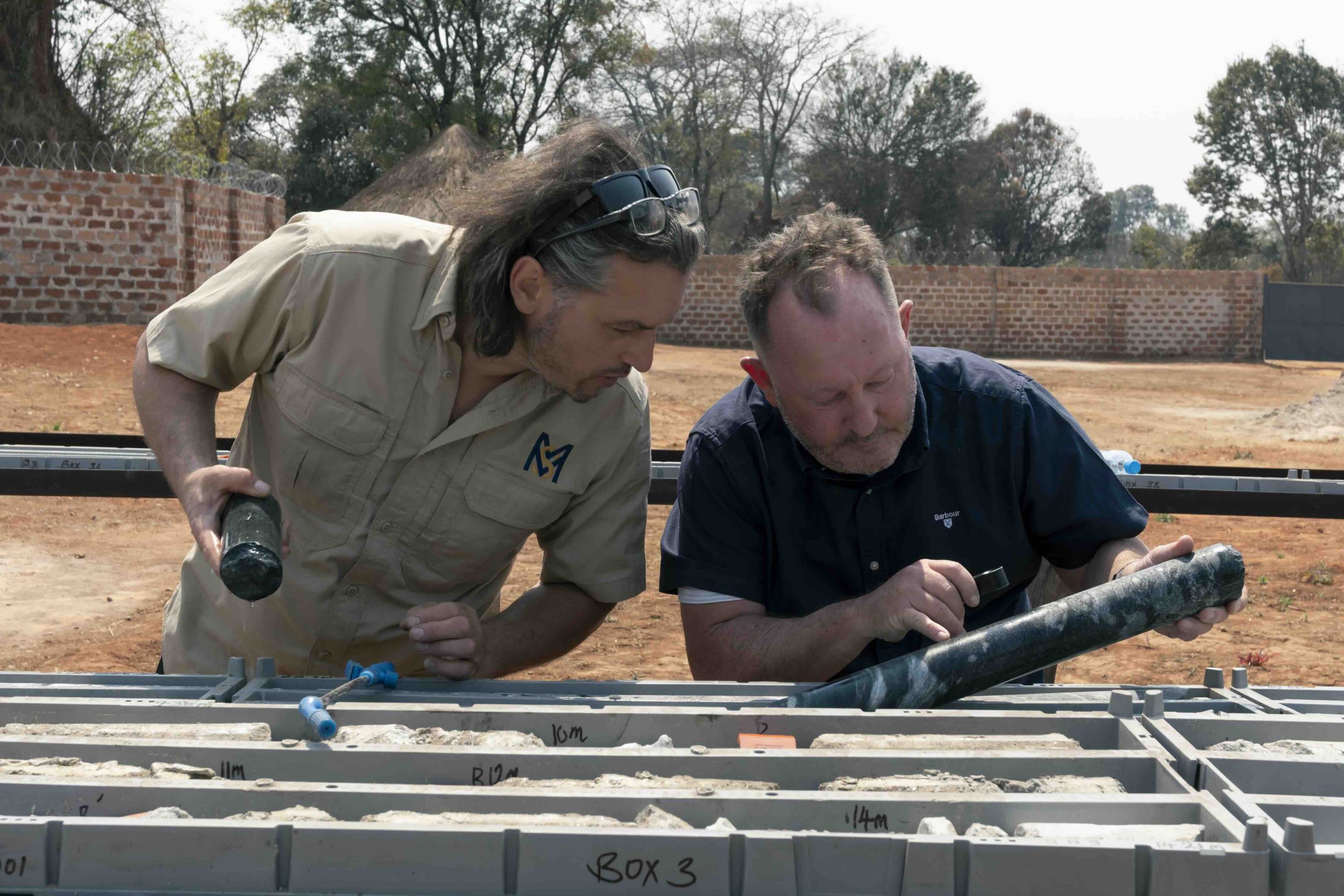 超级大国汇聚的赞比亚-刚果铜矿区午夜太阳升起