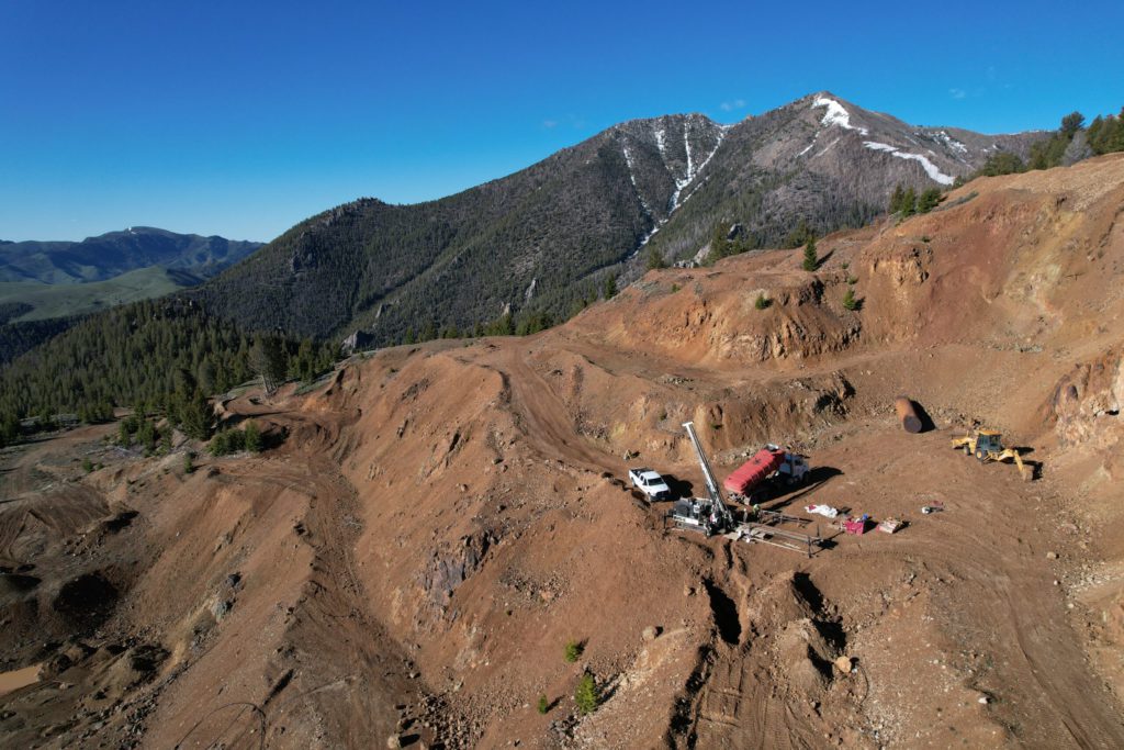 凤凰铜业高管因付款调查而被停职
