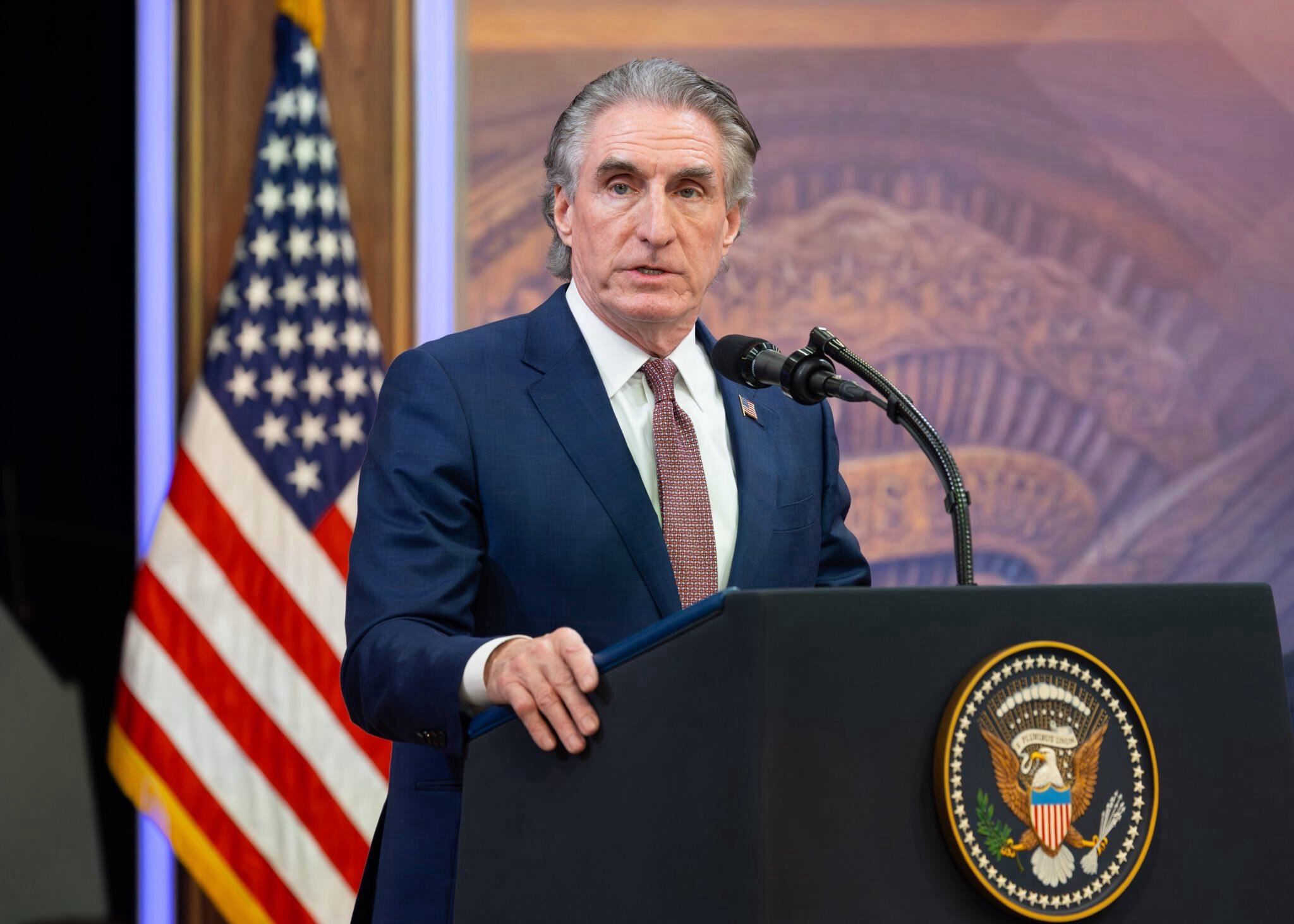 特朗普派内政部长前往委内瑞拉推动石油和采矿业